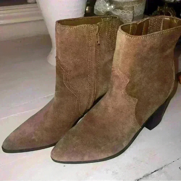 Isaac Mizrahi Shoes - Isaac Mizrahi Light Brown Taupe Suede Western Bootie 6.5 Caelan New Ankle Boot